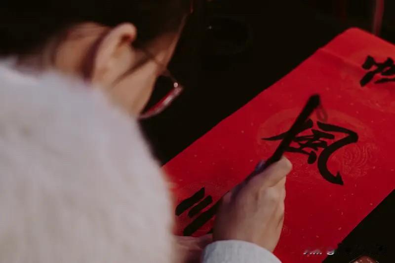 日落跌进迢迢星野，我跌进你眼底。