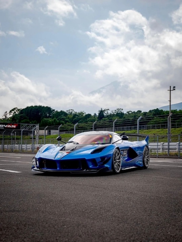 蓝色的法拉利FXXK Evo 