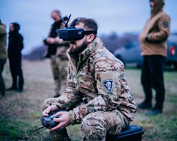 未来战争将走向无国界全民参战模式
 
传统战争始终存在清晰物理边界：士兵奔赴前线