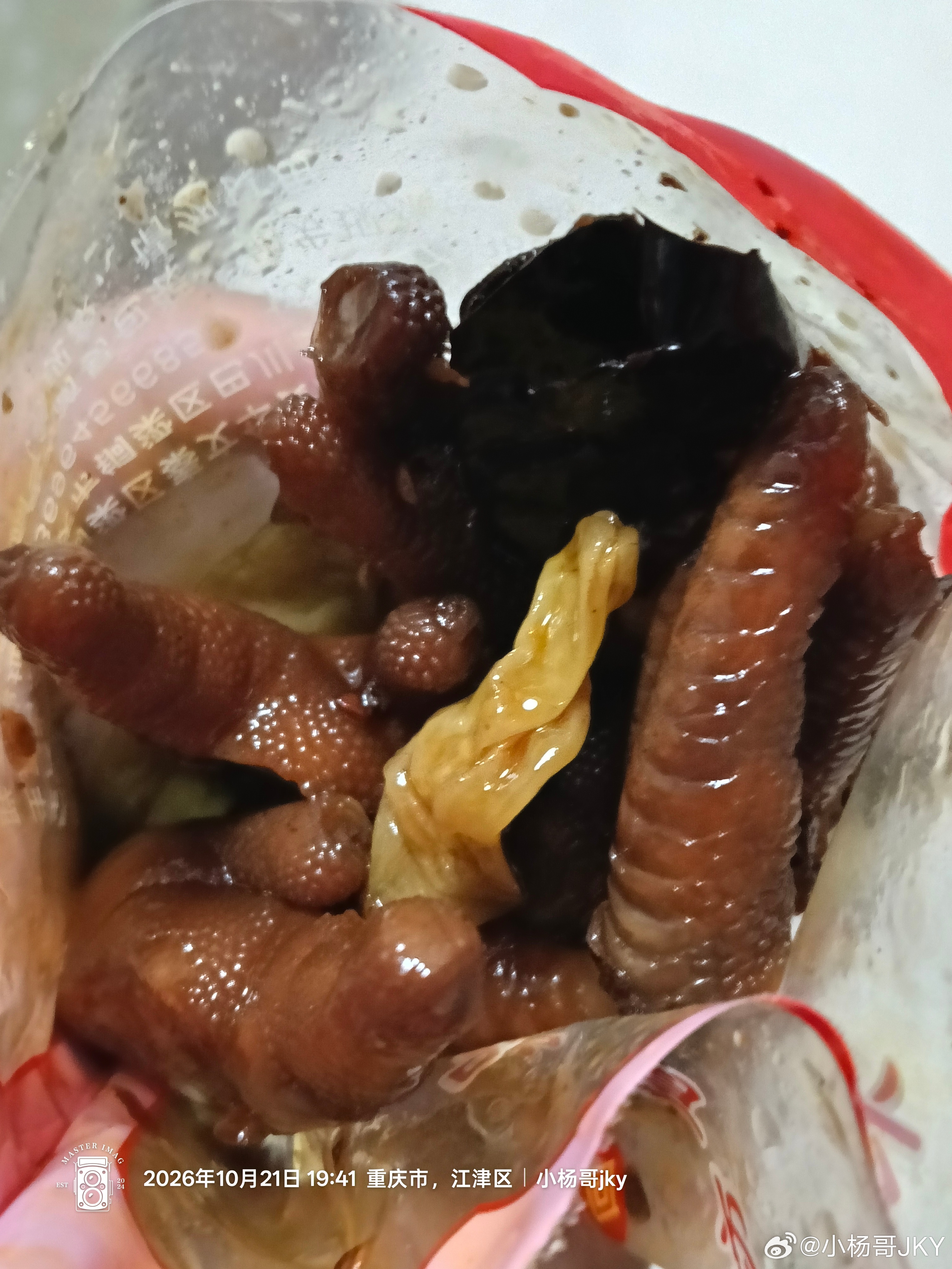 美食博主小杨哥 之前喉咙不能吃看保质期，​现在过期了​不舍得丢，开吃  ​​​