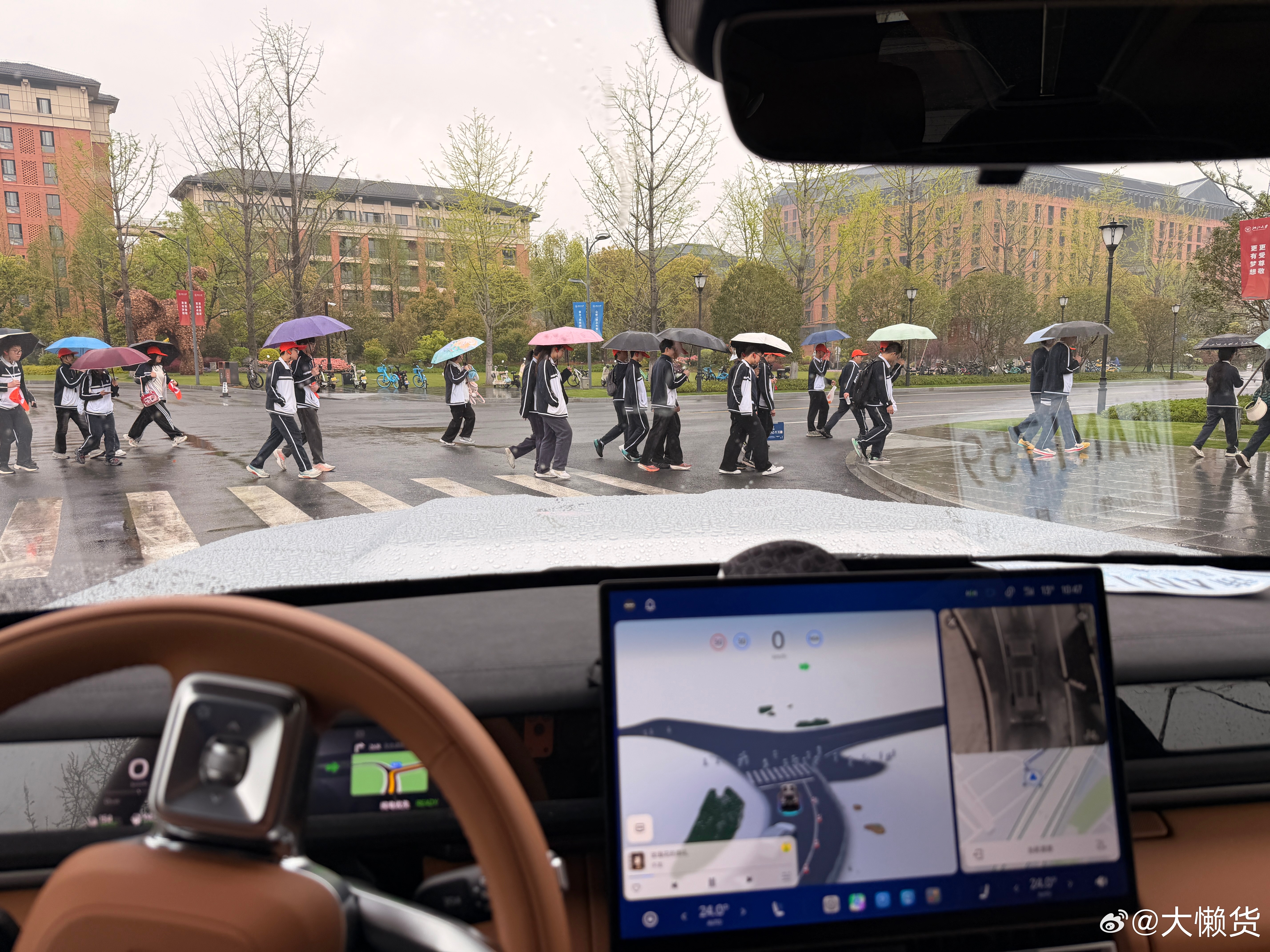 今天有趣的事情一辆icarv27  可以载5个人 5个全是Phd.. 4个是博导