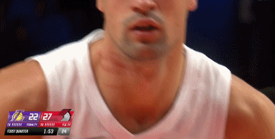 好狠！斯玛特防守阿夫迪亚 一巴掌给后者脖子上挠出数道血痕湖人vs开拓者 杨瀚森再