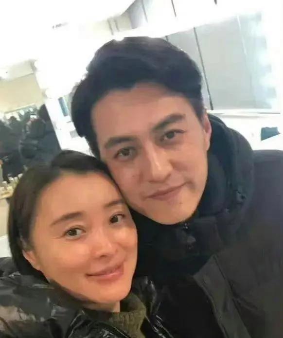 靳东的老婆都没来探班，吴越却来查人家的岗，两人的关系看起来很不一般啊！都能脸贴着