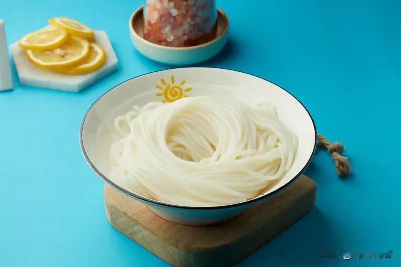 初次添加米粉，通常建议在两顿奶之间，这样能让宝宝慢慢适应新食物，减轻消化系统压力