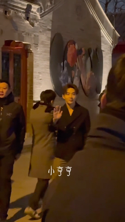 安保你拦你的 Henry我拍我的  又是和粉丝打招呼，又是给粉丝拍照片，Henr