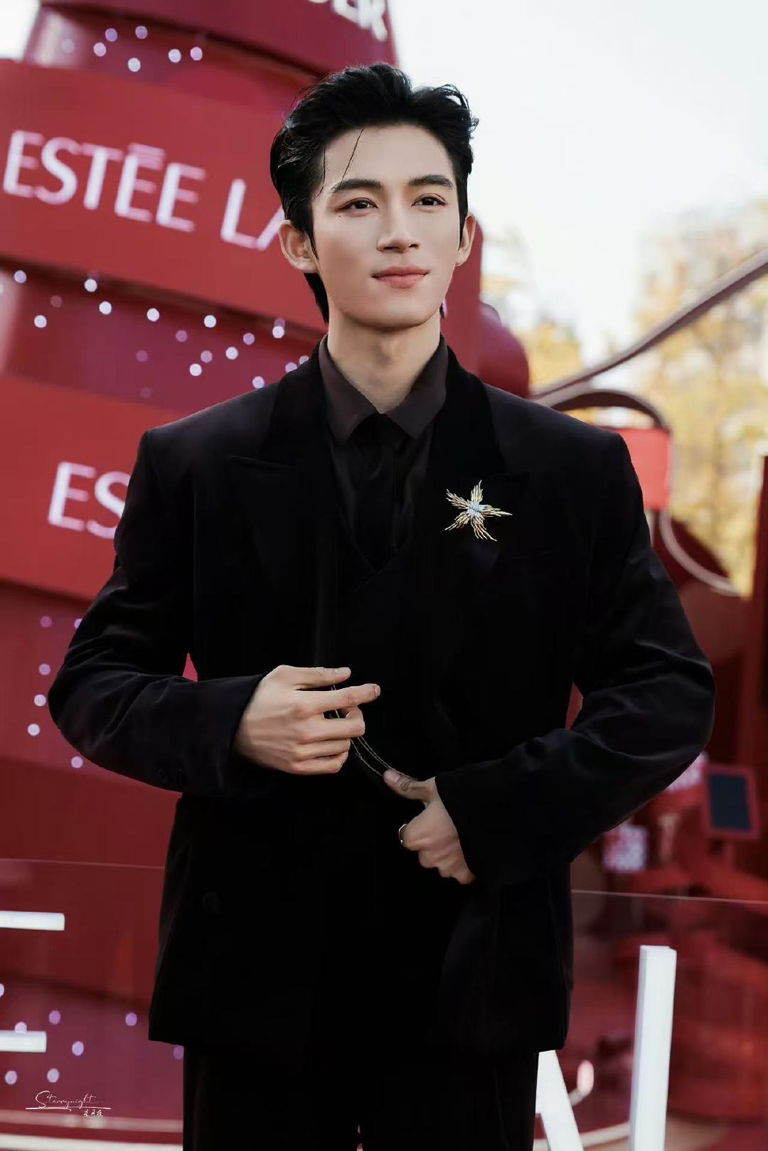 王星越告白进组 成都抵达解锁新角色周京泽，这边进组路透超吸睛，那边《唐宫奇案》即