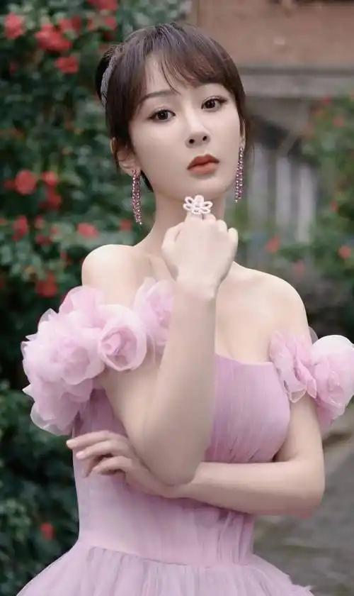 你们知道吗，杨紫 10 年前居然被导演当着面给换角了！就因为人家说她不够漂亮。这