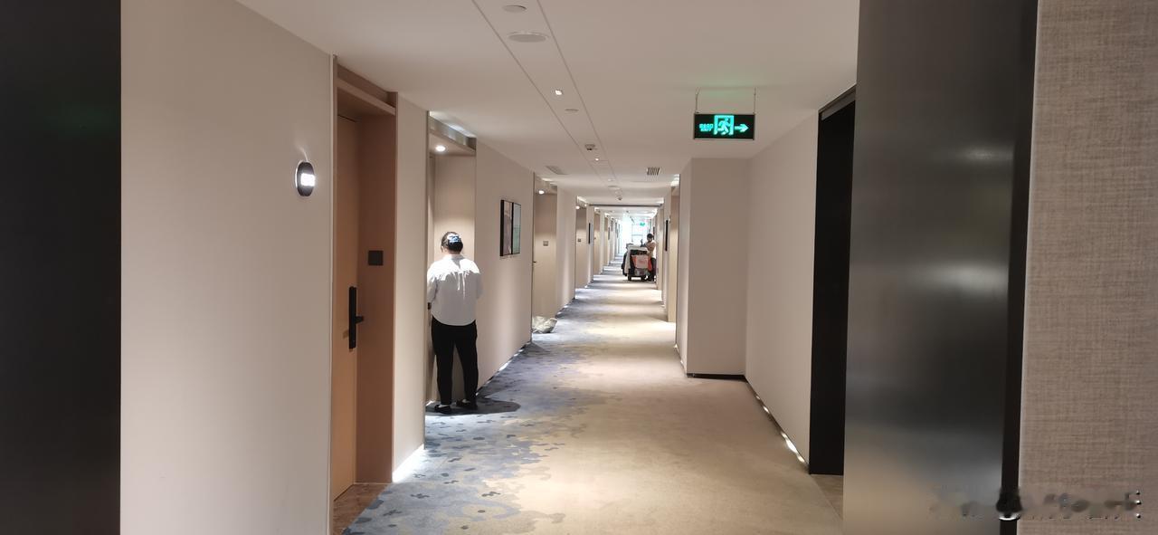 经济下行，最近很多酒店资产在出售或者法拍，对于买酒店资产的人，年限短的按净现值法