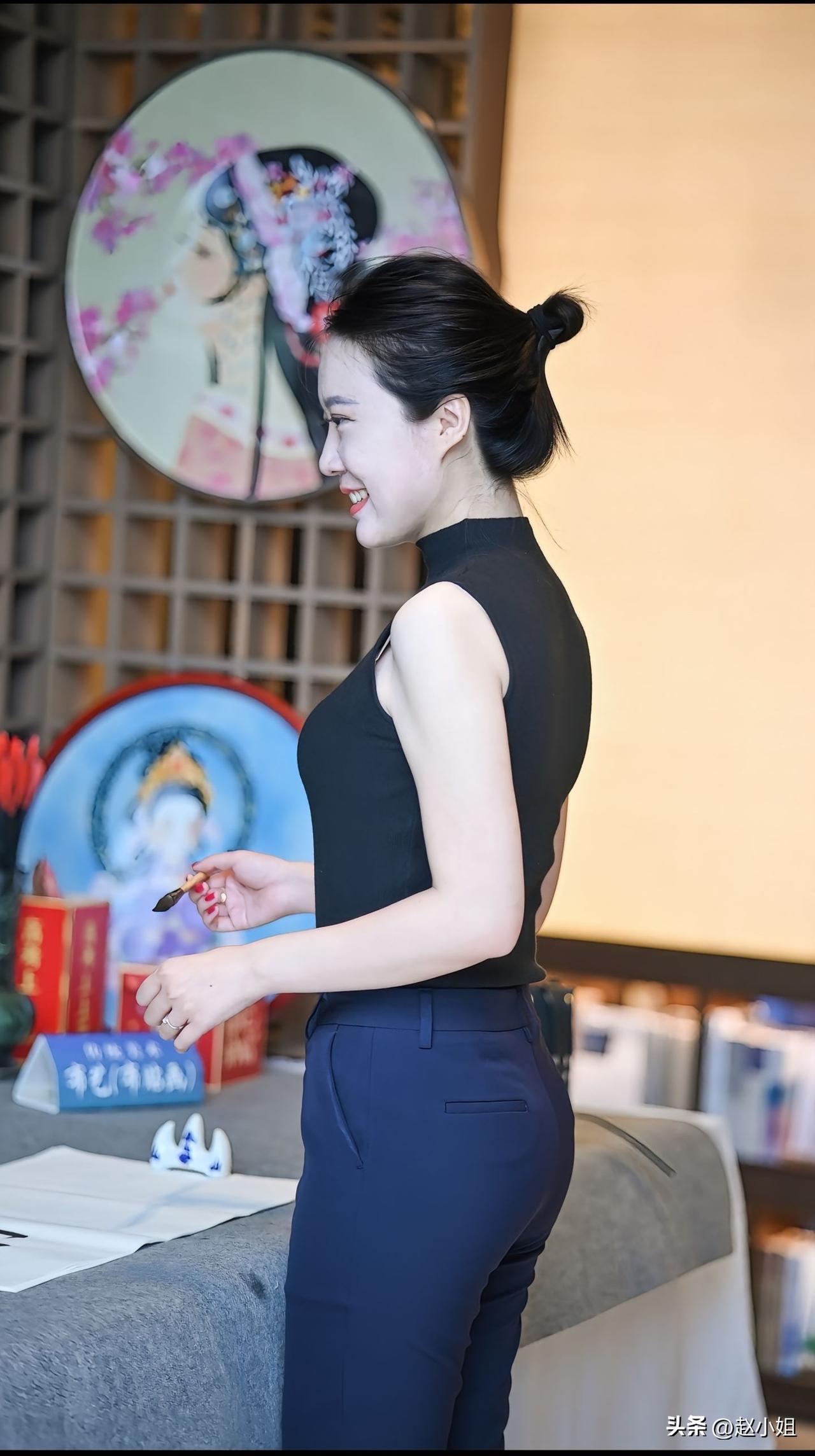 婚姻最动人的，从来不是轰轰烈烈的誓言，而是平淡日子里藏不住的真心。
一开始是心动