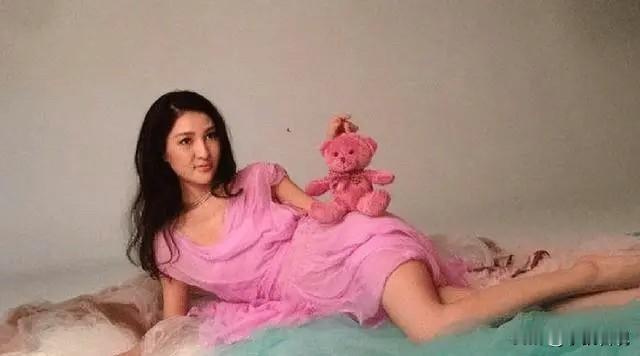 说起郭美美这名字，老铁们脑子里是不是立马蹦出“玛莎拉蒂”和“监狱”？这姐们儿的人