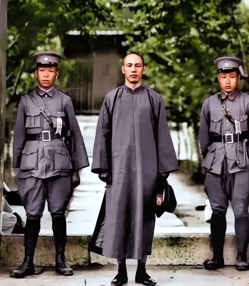 历史老照片分享北伐时期的蒋校长，除了军装，发现他很喜欢穿长袍啊！