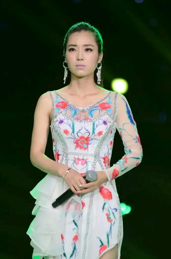 古人云：“水能载舟，亦能覆舟。”云朵在直播间里，坦诚的说：“自己今后做好自己，做