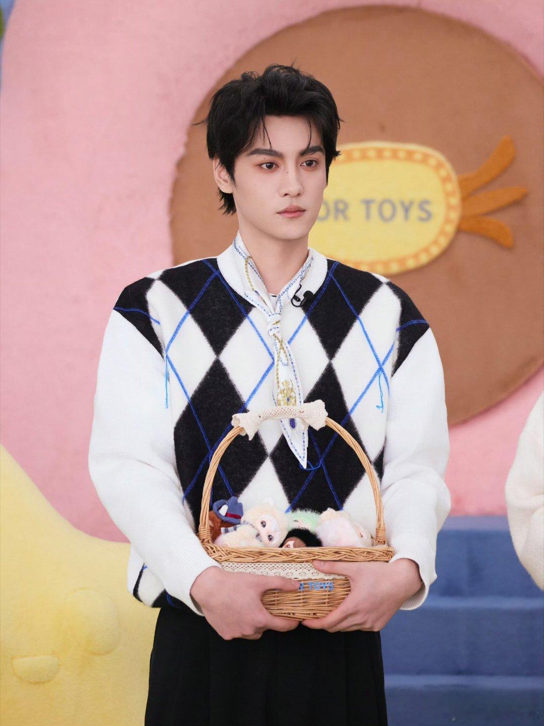 田栩宁 txn未完待栩  🦋·晚是世界的晚，安是给你的安.𝓝𝓲𝓰𝓱𝓽