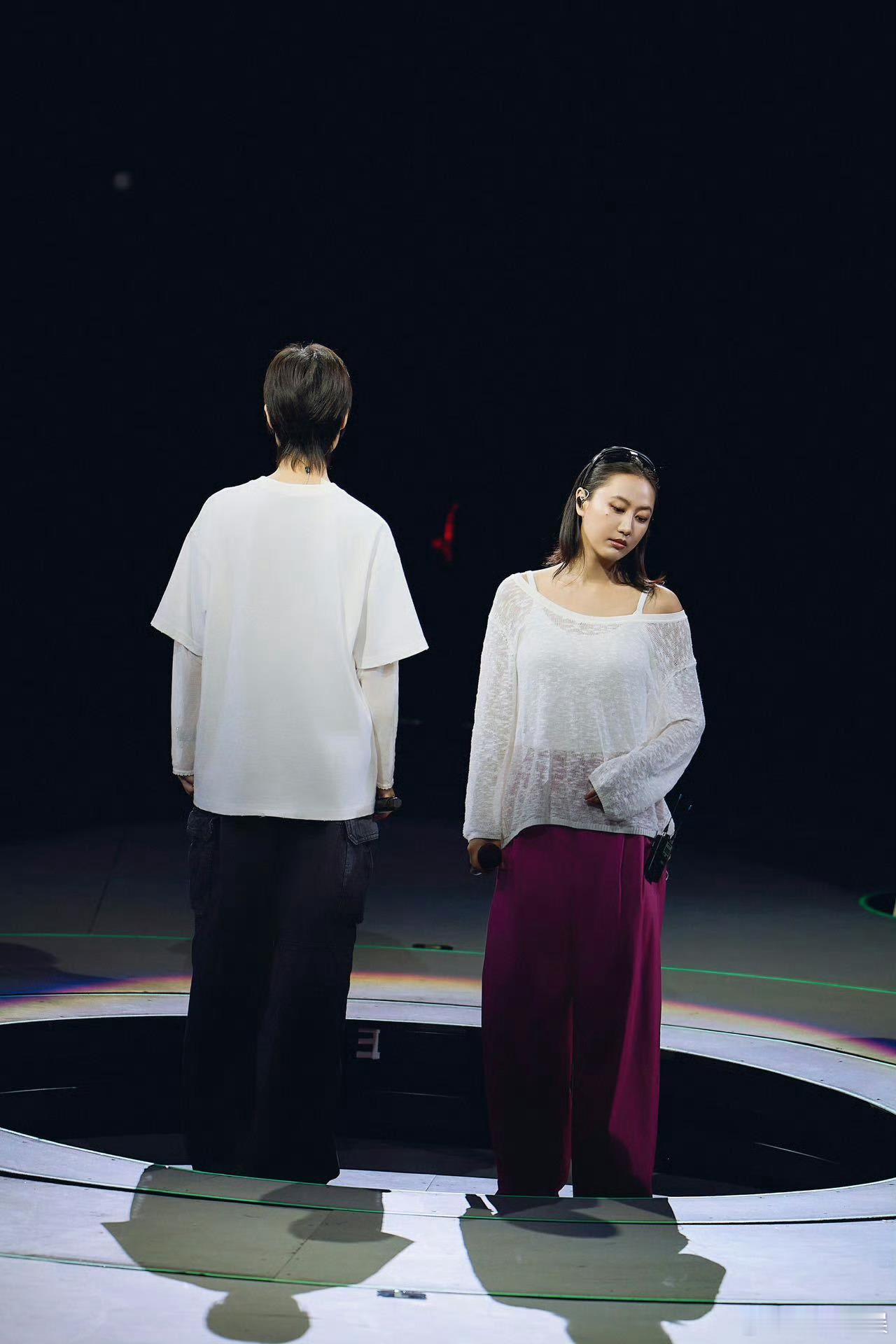 李宇春是陈粒演唱会惊喜嘉宾李宇春陈粒！！！她们两个唱歌都好好听，而且都是很有才华