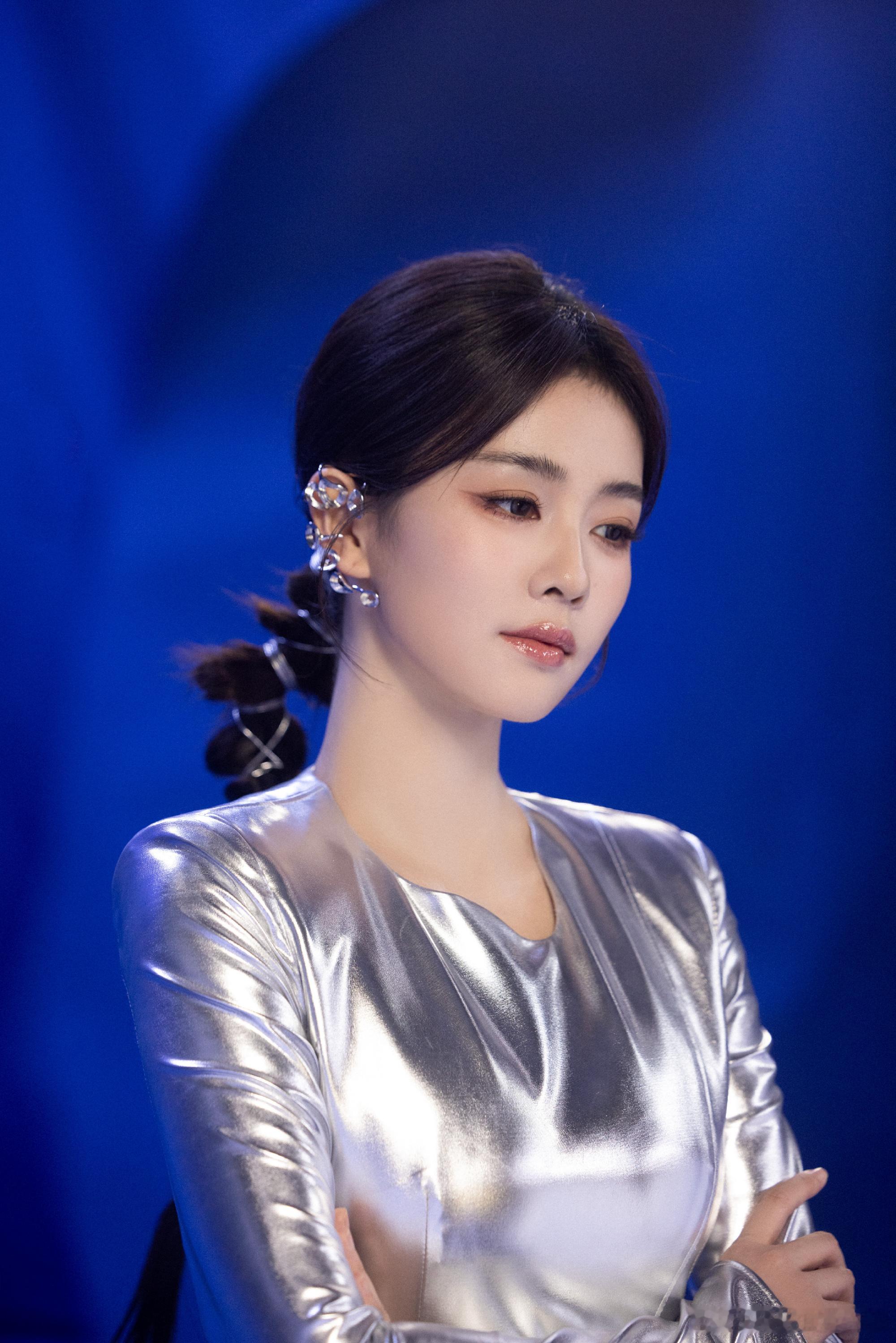 白鹿科技感未来女战士白鹿银色全包耳钉 白鹿银色全包耳钉，科技感未来女战士既视感 