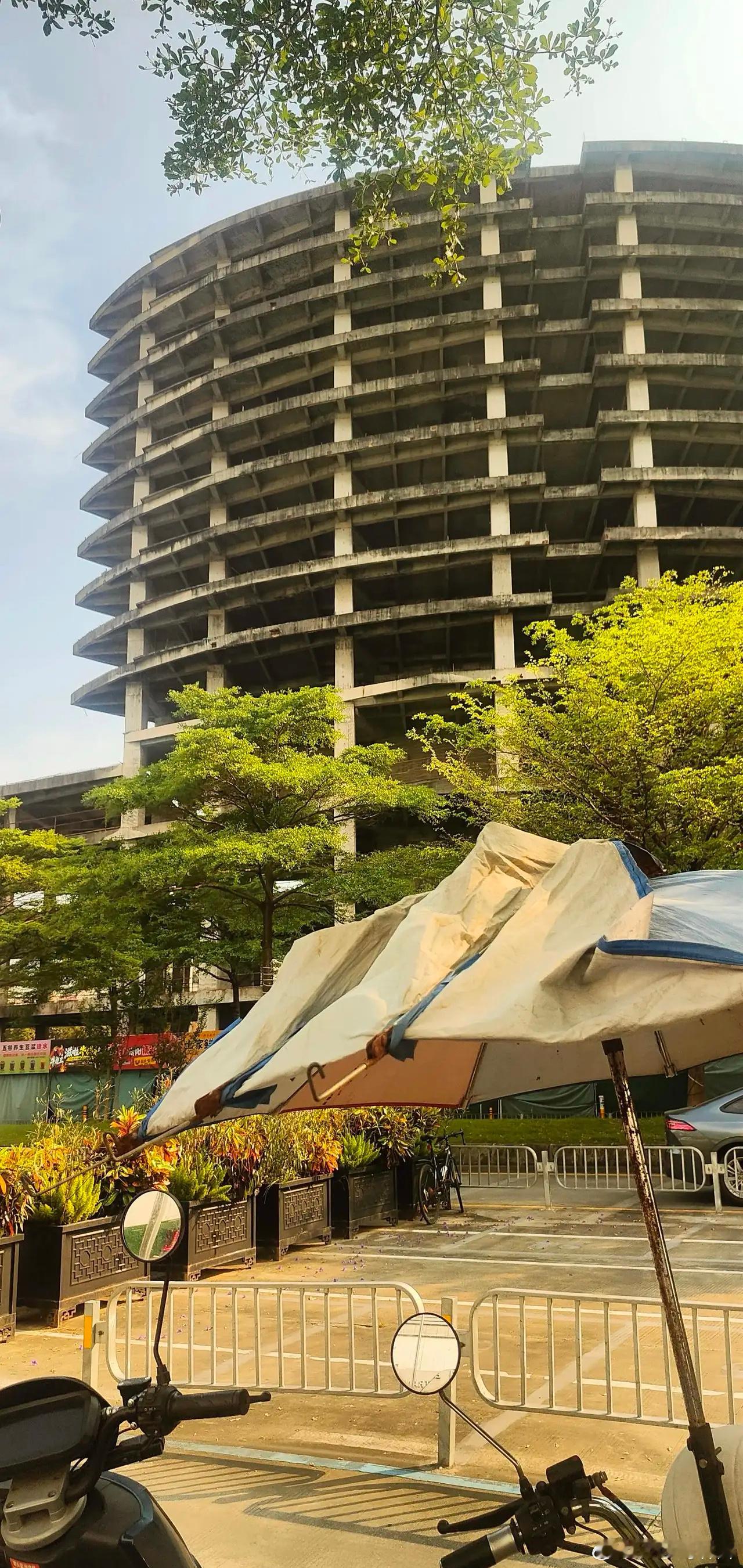 房价依旧太贵。一套老房子标价300万，叠加贷款利息，如果月薪只有8000，按揭周