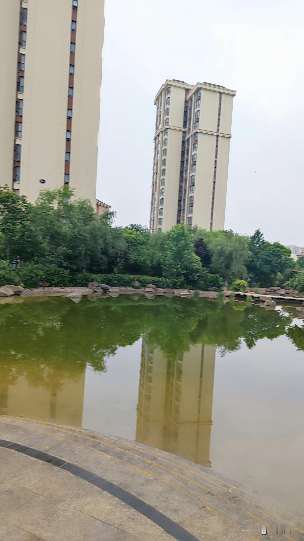 今天朋友邀请，辛巴同学来到了灞桥区富力白鹭湾小区。

走进小区，感觉如童话王国一