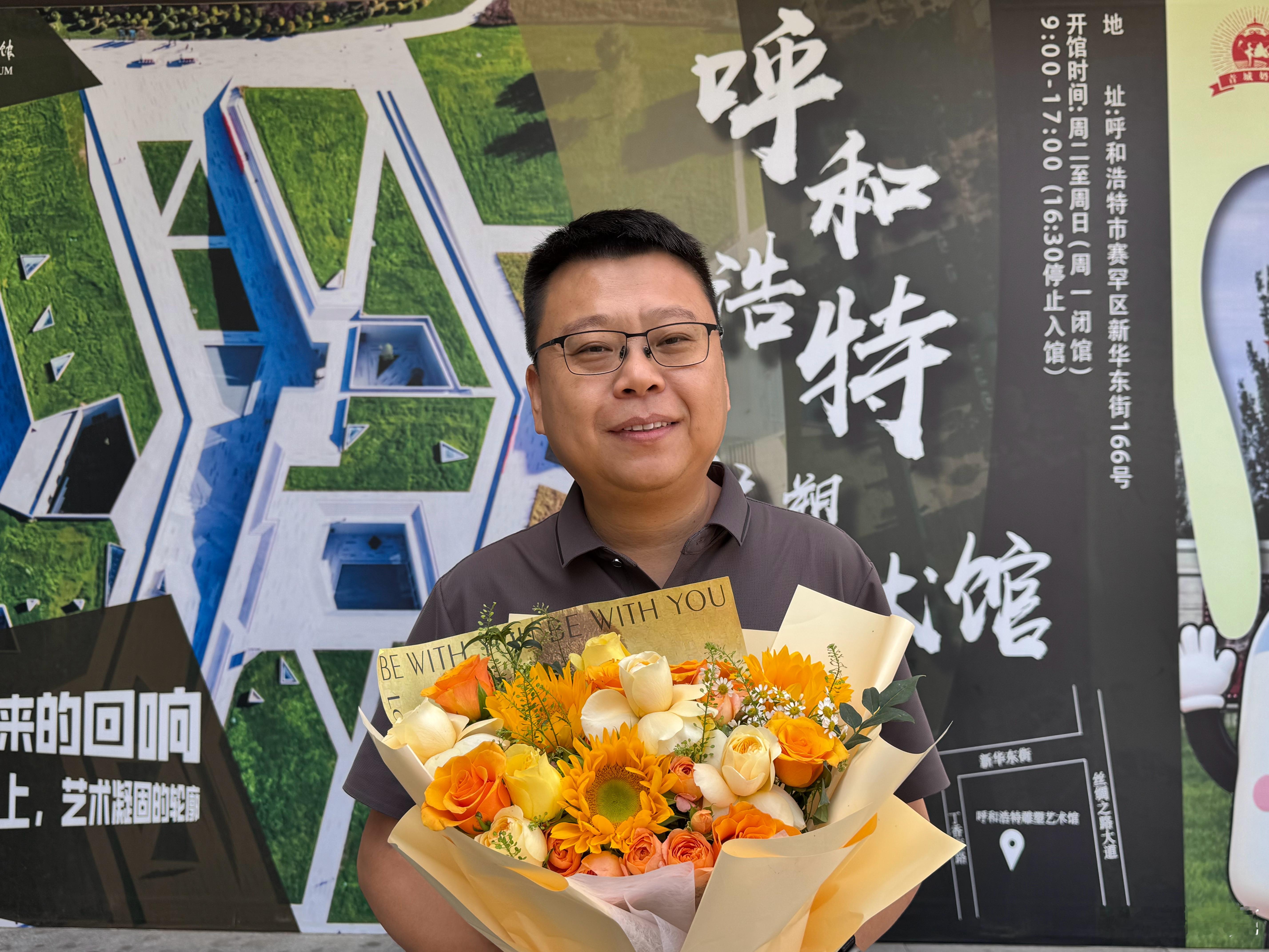 一下高铁，就感受到了内蒙古的热情。鲜花相迎，美女采访，仪式感直接拉满。内蒙古人民