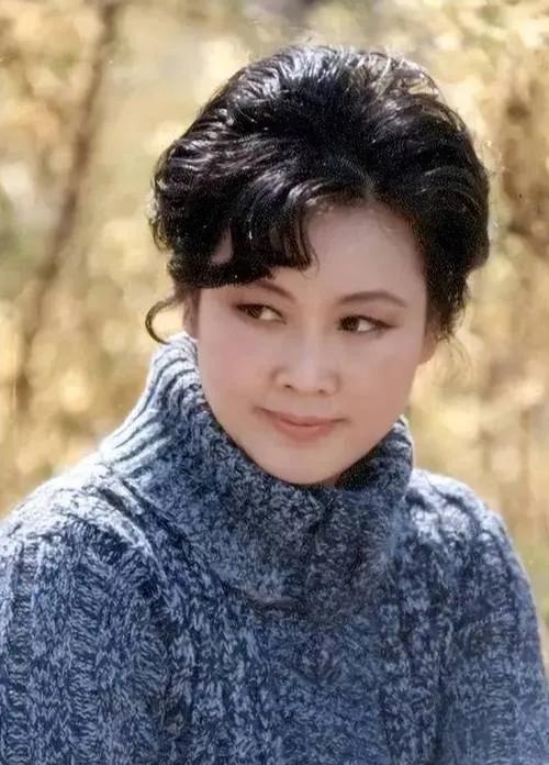 诋毁李谷一的人就是白痴

贬低歌唱家李谷一的人大多属于九零后、零零后这批年轻群体