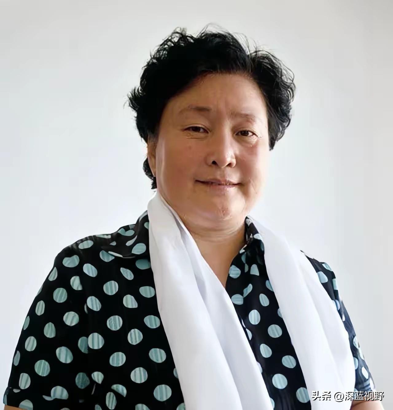 玉荣，蒙古族，1955年出生，是大家熟知的草原英雄小姐妹里的妹妹，中共党员。当年