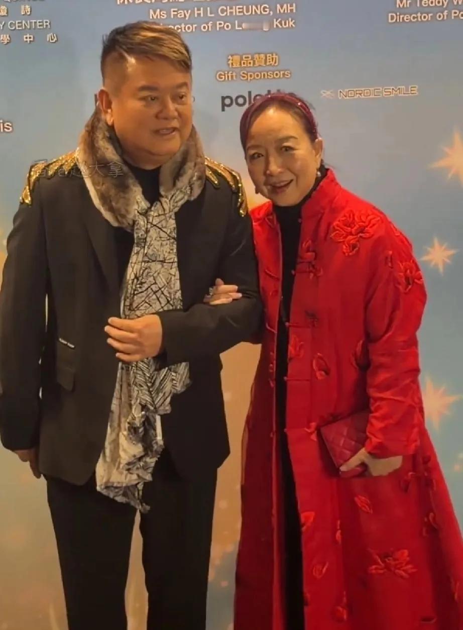 这是真男人！一个瞒了46年的谎言，最近被陈百祥自己戳破了。他跟黄杏秀的“丁克”，