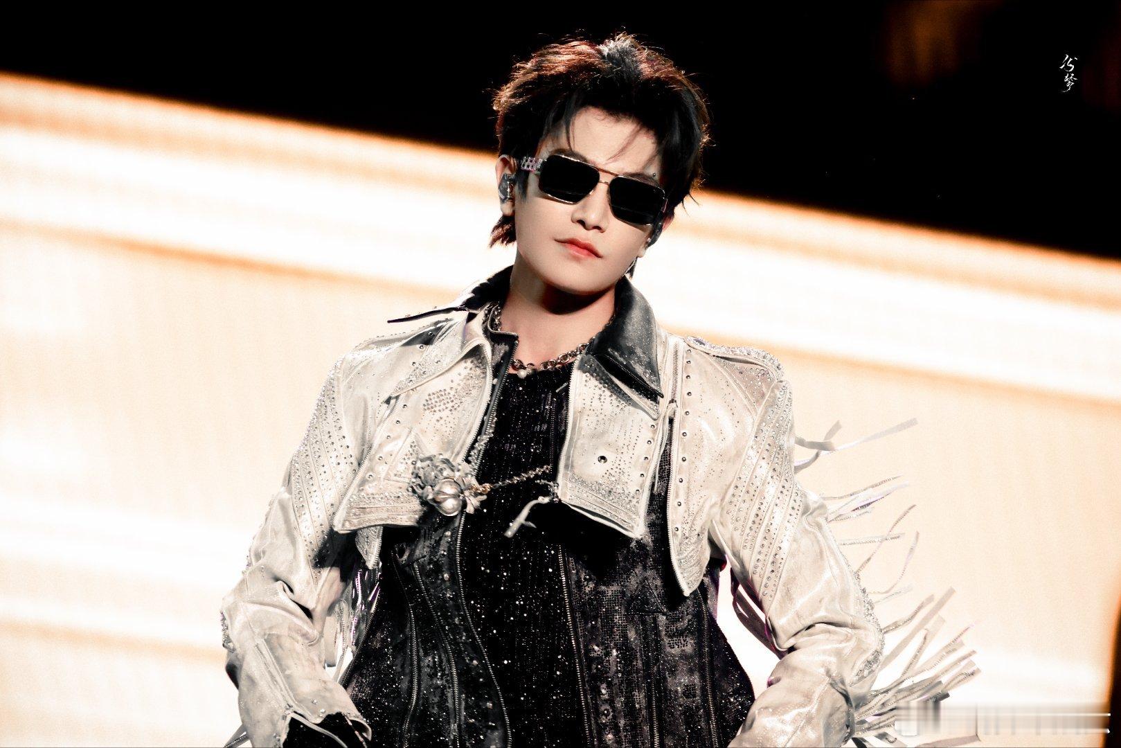 丁禹兮张海虾 dyx丁禹兮南部档案 明明山南水北都走遍 却望你一眼就万物不见 眼