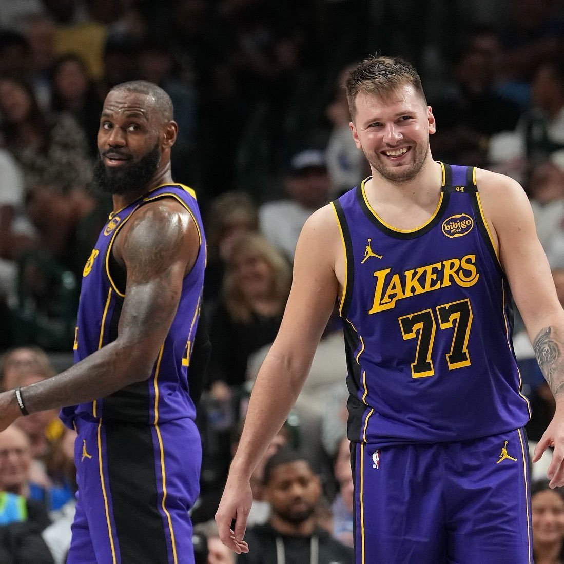 东契奇和詹姆斯将出战明天对阵快船的比赛；伤病报告显示，包括面部受伤的艾顿在内的所