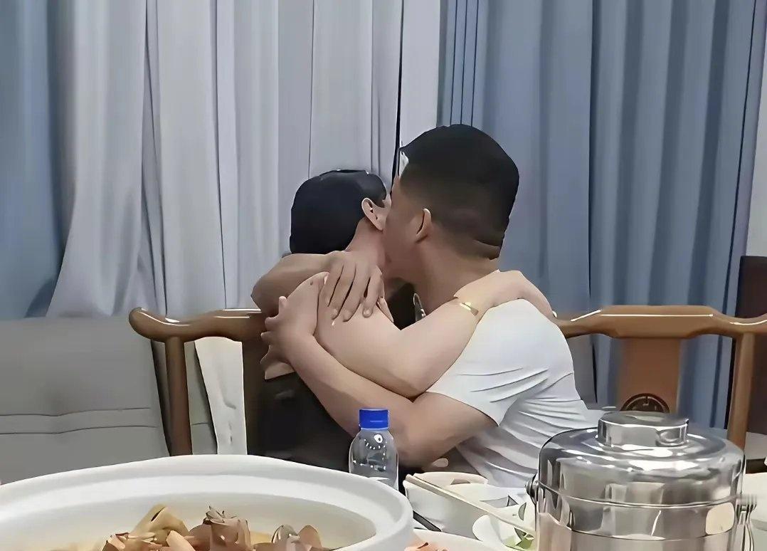 同学会早不是抱头痛哭的怀旧场，而是自带风险的“修罗局”。
去年我参加完二十年聚会