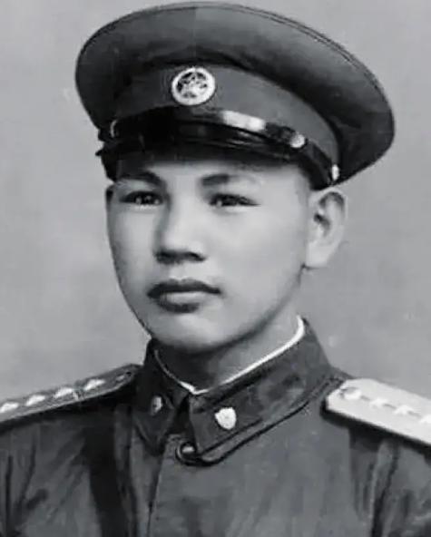 1945年，八路军在公路上伏击日军，排长见日军人数太多，就下令撤退，谁知一个小战