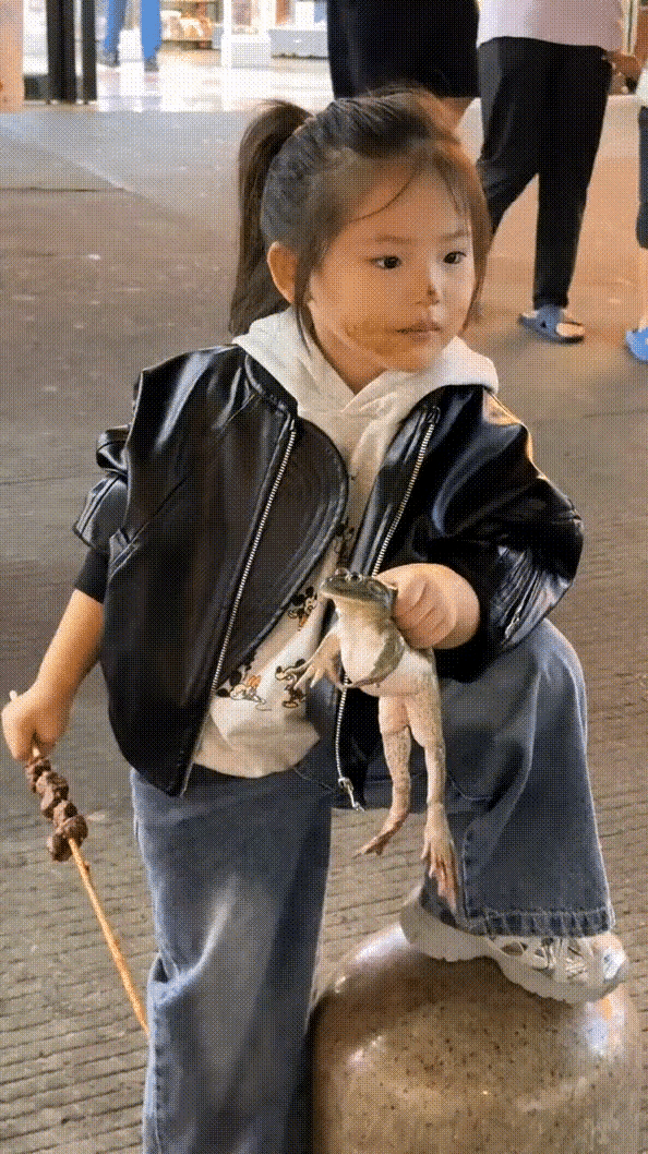 #小女孩一手拿牛蛙一边撸串#小孩姐，这彪悍的人生不需要解释[doge][doge
