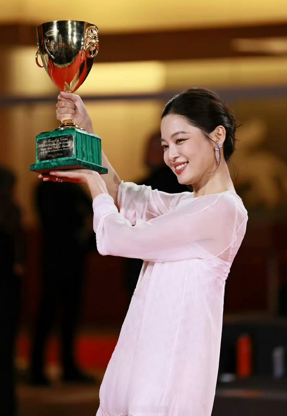 辛芷蕾威尼斯影后第一感觉是 Vogue二十周年群封顺序排早了[允悲] ​​​