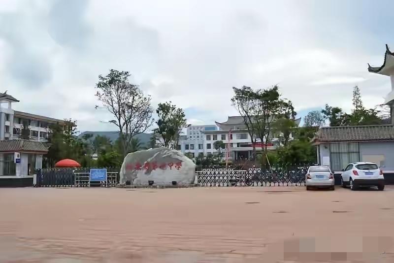 心寒！
老实教书的高三老师，
被同事逼到坠楼进ICU
 
教育本该是最纯粹、最温