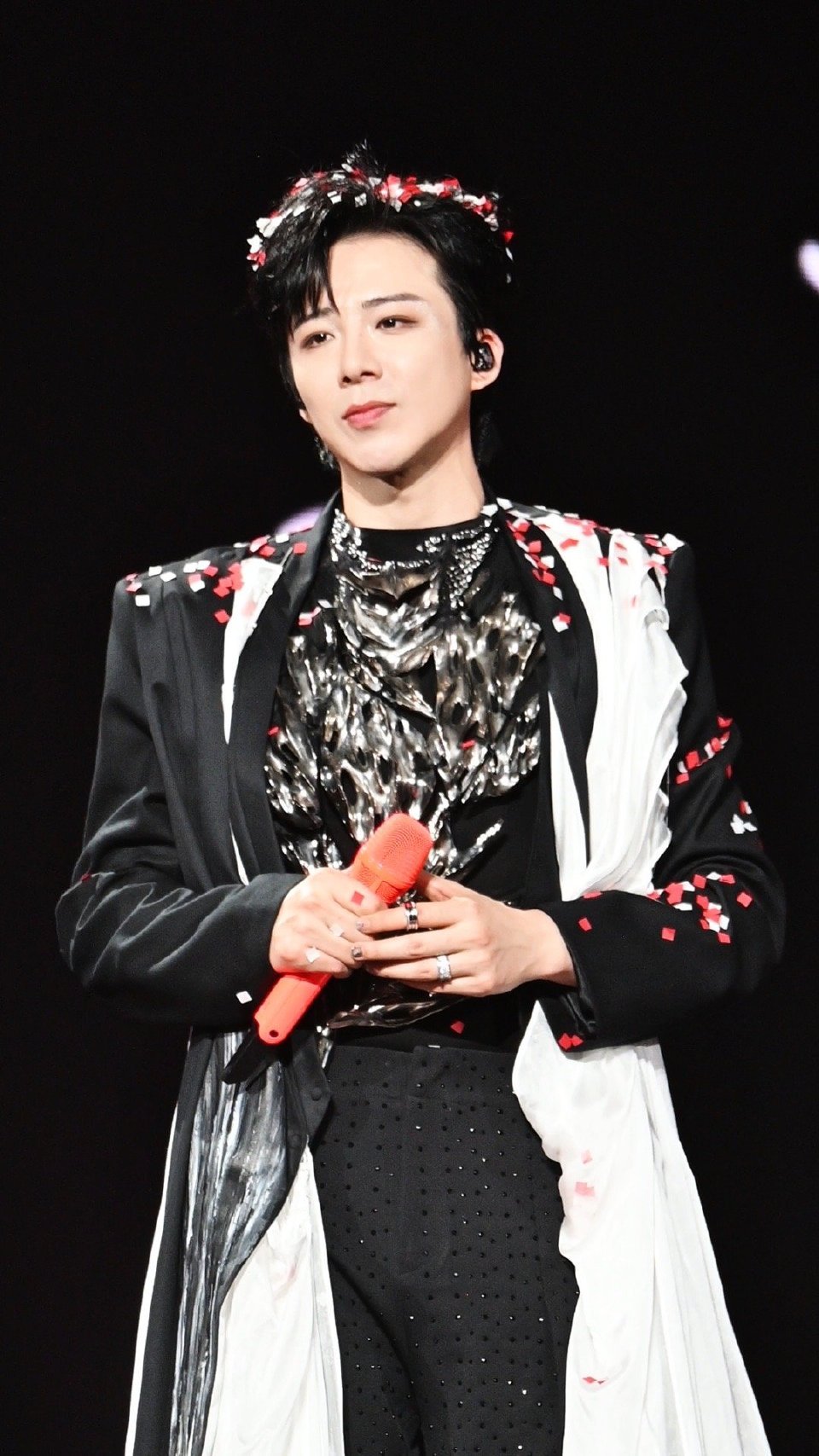 刘宇宁腿长走的就是快  刘宇宁南京站海报气场拉满，大长腿一步迈上升降台，走路速度