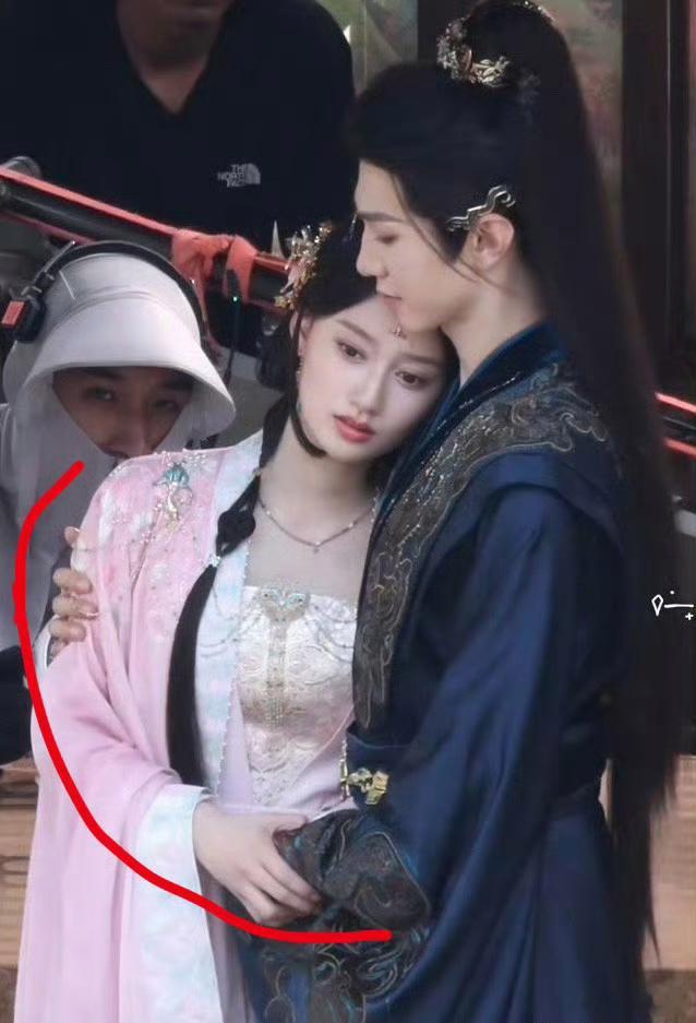 这剧不说我还以为是一对，结果是妹妹？ 
