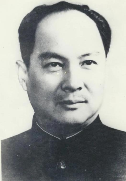1935年，他被开除党籍，戴着手铐走完长征，开国大典前，毛主席问他：“你为何不来