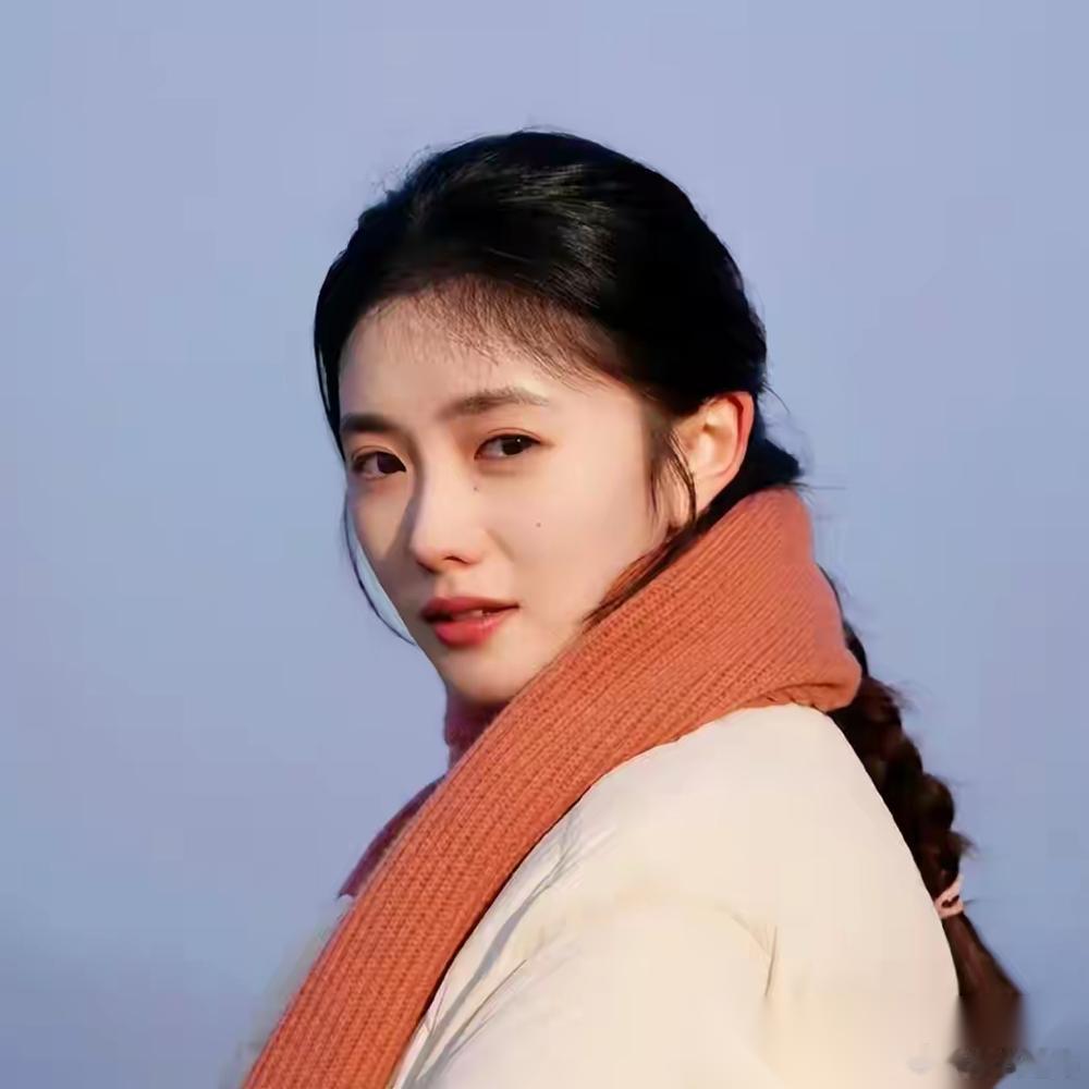 太吓人了，68岁的迟蓬和26岁的刘浩存，骨相竟一模一样。  张艺谋选角的毒辣，隔