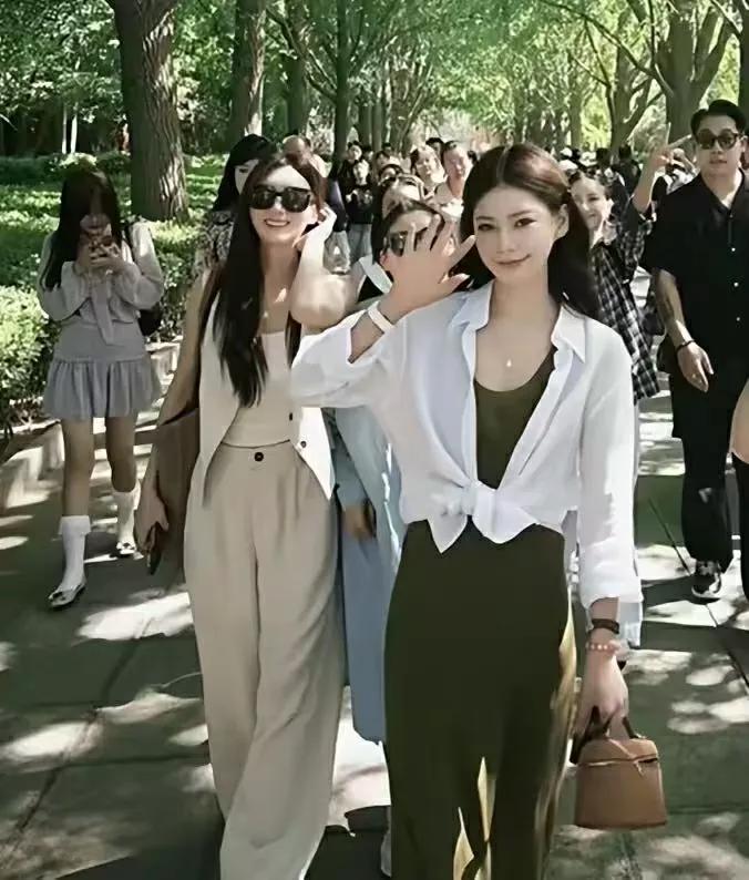 马筱梅大婚后带闺蜜逛雍和宫！穿白衬衫与绿裙美翻，还买了纪念品

马筱梅大婚后并未