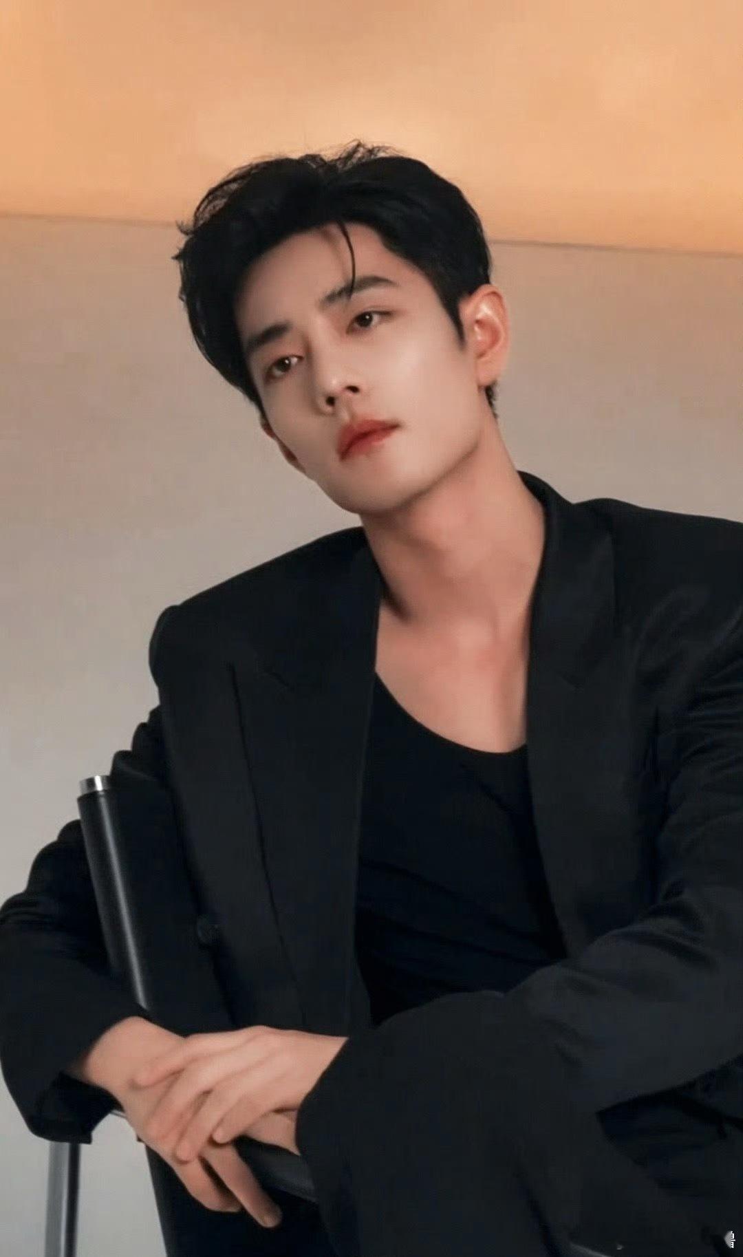 肖战穿搭基础脸就不基础还是得看脸赞赞儿真好看