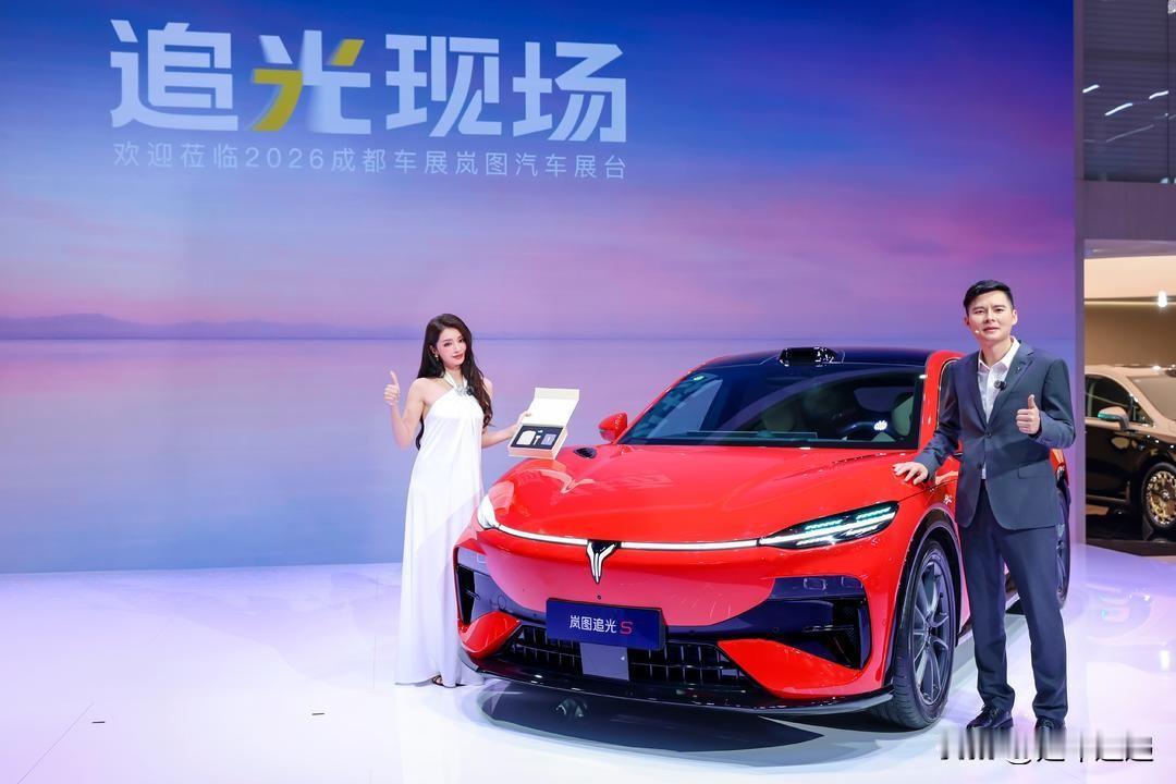 杨洋没来车展日，追光S展台又迎来一位明星车主
 
岚图追光S全球代言人杨洋，8月