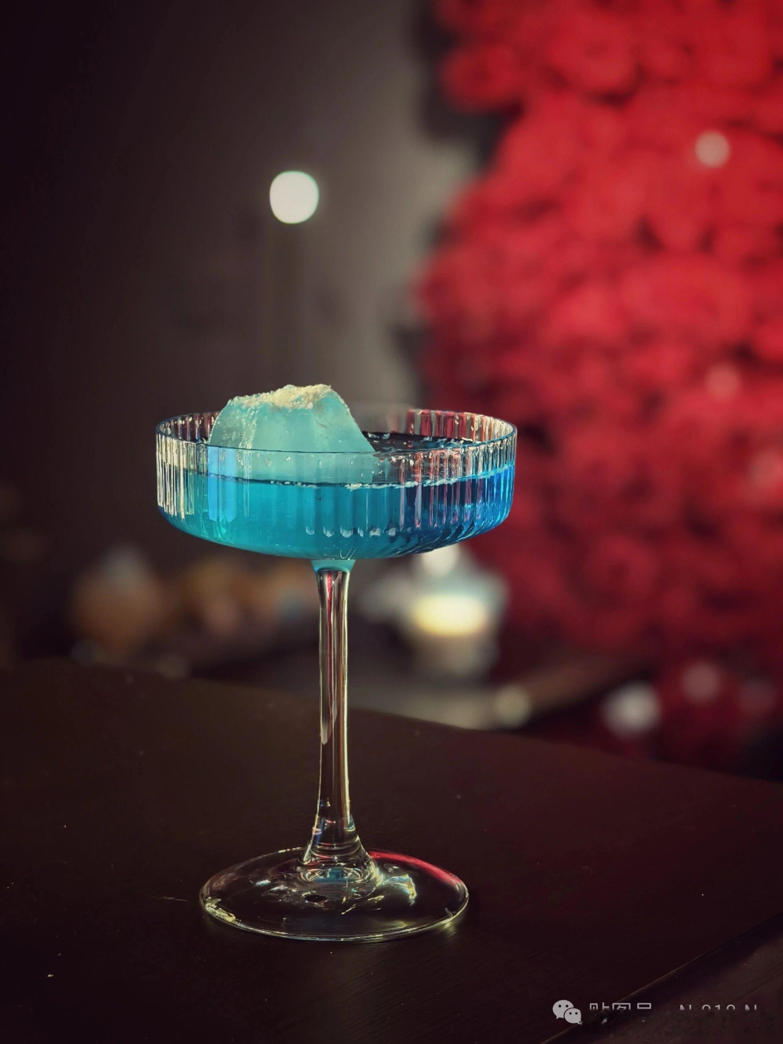 生活手记杯盏相碰，笑语满堂，把酒言欢尽抒快意。杯中酒荡漾着融融欢喜，抛开俗世烦忧