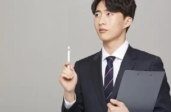 为什么到中年才醒悟，抓着过往纠缠不休，却让当下日子碎成一地鸡毛？

生活总爱考验