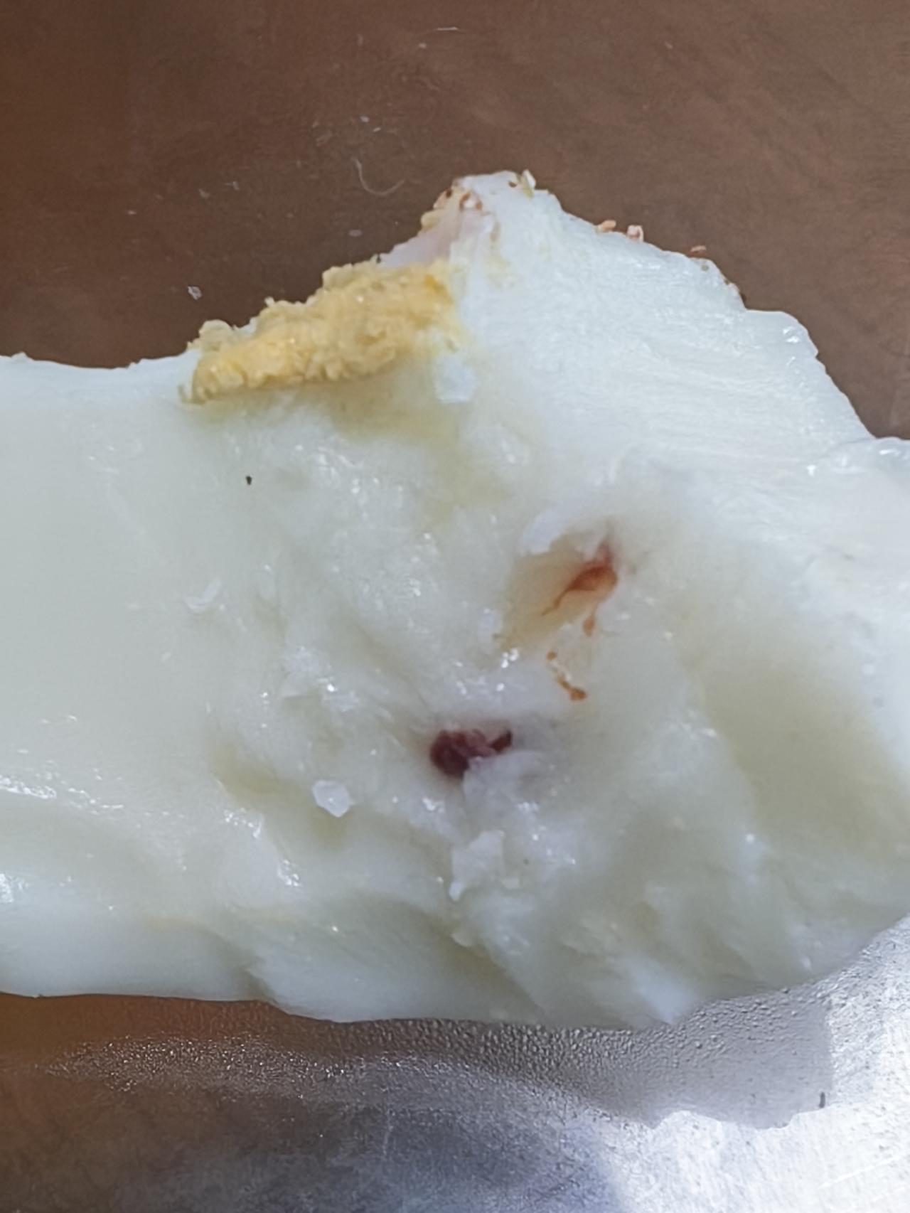 某东买的鸡蛋，在蛋白里面吃出来这样黑色的东西，大家说这到底是什么东西？是不是人造