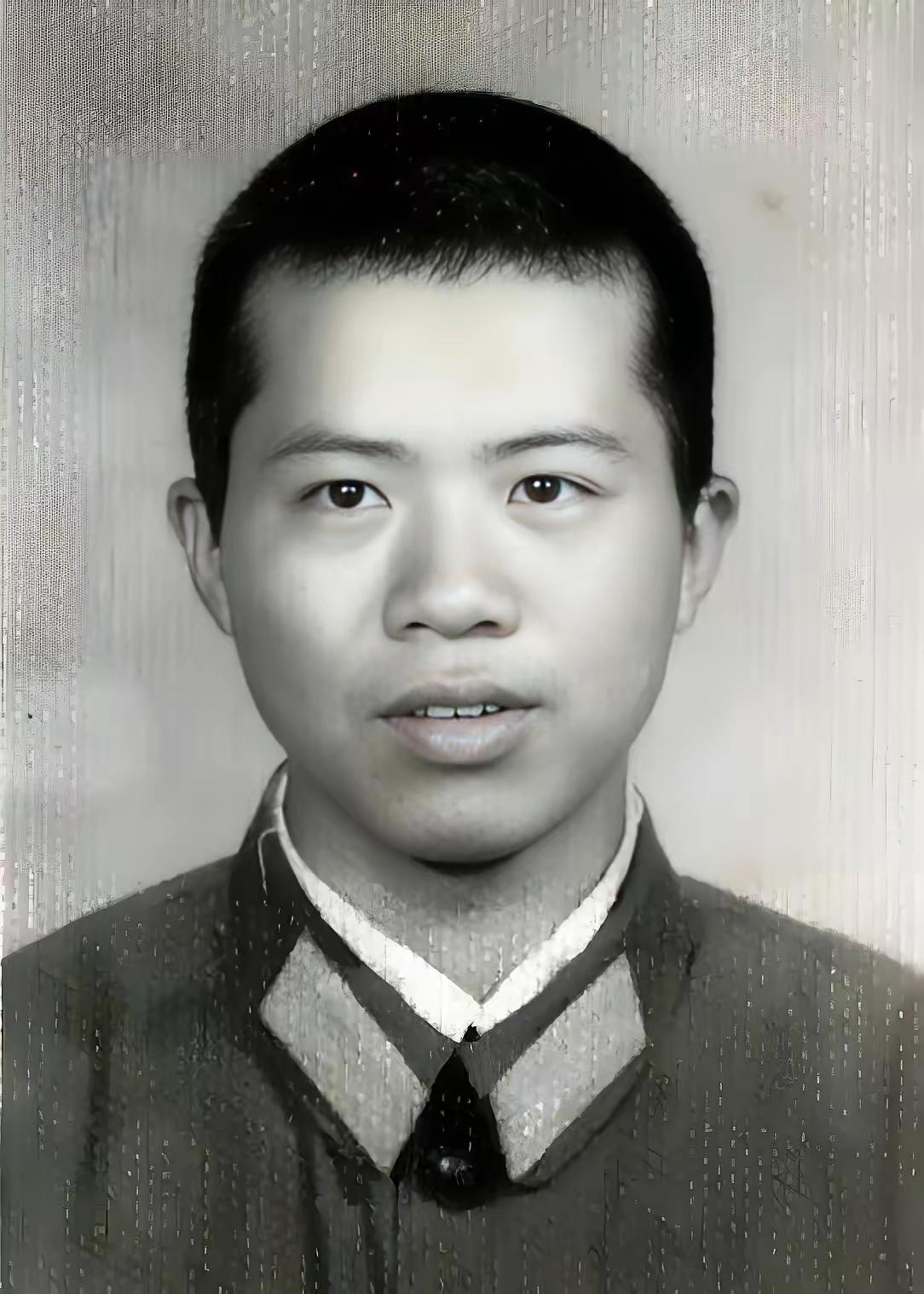 1984年，老山战场，21岁的战士刘家富不幸中枪，跌倒在地此时，4名越军像闻到血