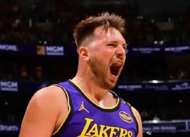 东契奇湖人和马刺这场比赛，双方打得非常胶着，在第四节马刺一度确立了9分的领先，但