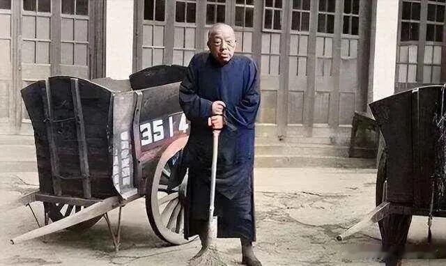 居然有人认为晚年黄金荣扫大街是下场“凄惨”？
要知道，1949年全国解放是五千年