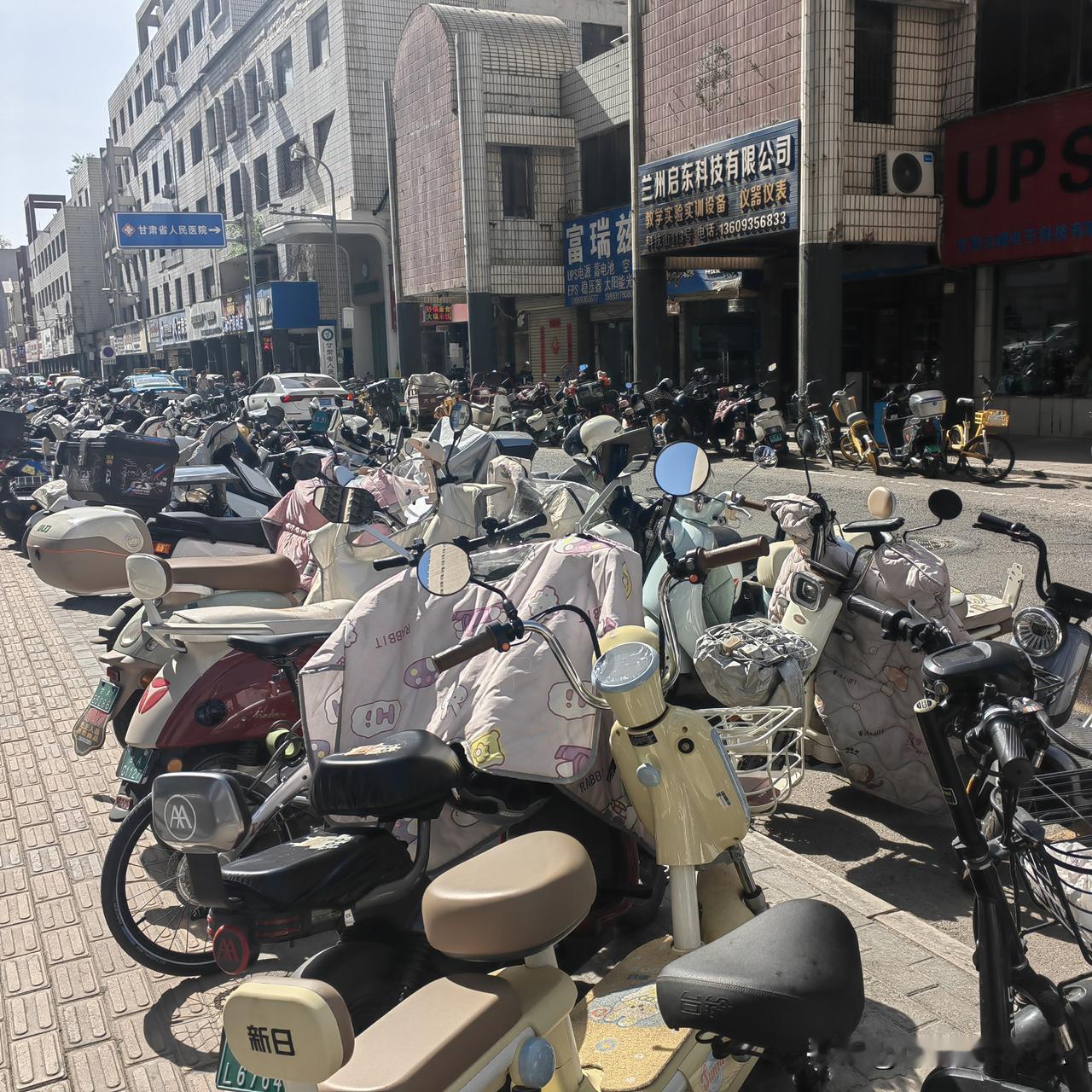 甘肃省人民医院的后门科技街这里这个电动车的数量简直是庞大到让人感到密集恐惧症都犯