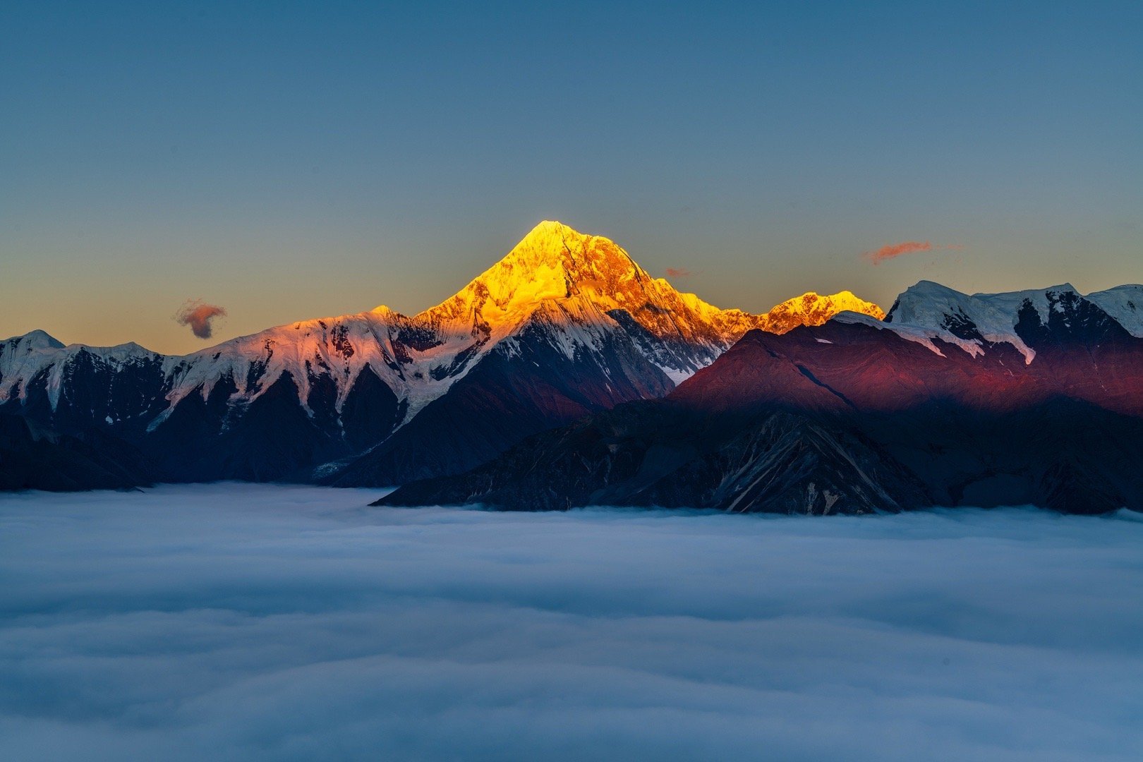 我非常喜欢的几座雪山的最新高度：贡嘎山，7508.9 米；央迈勇，6033.0 