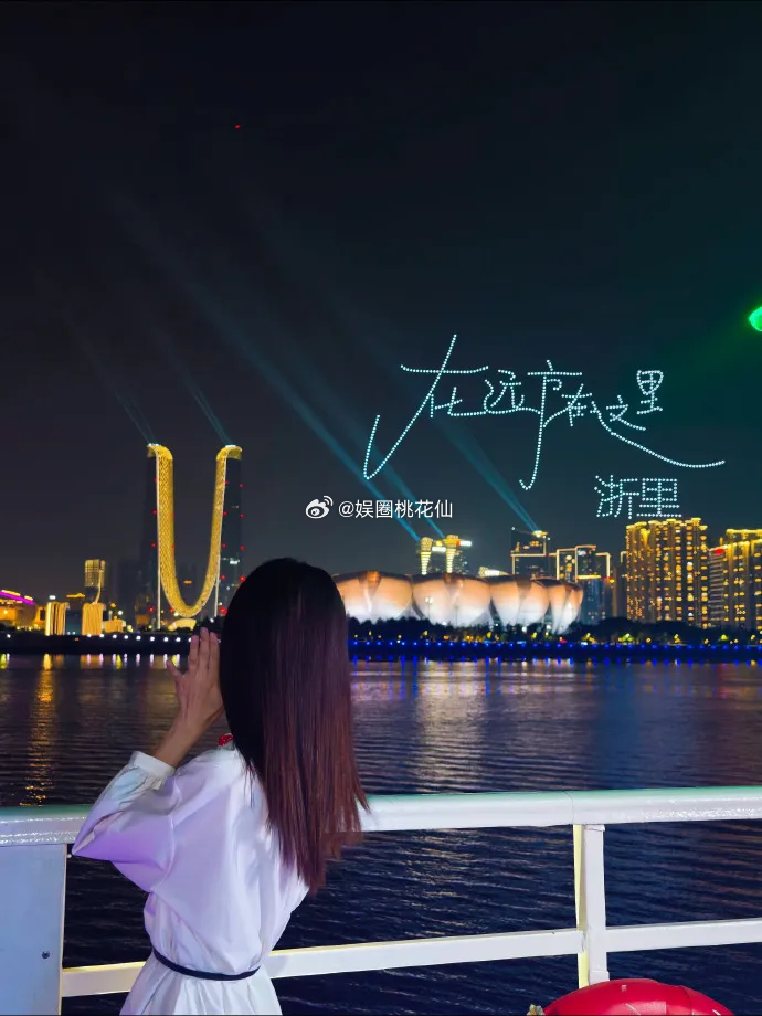 佟丽娅在杭州参加表演活动，她这次在一艘船上拍照，看上去像个迷人的仙女。 