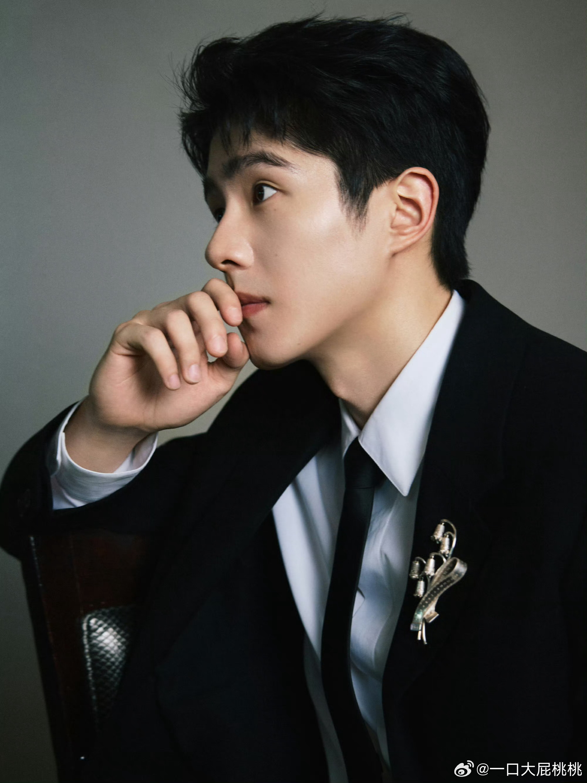 刘昊然亮相第19届亚洲电影大奖颁奖典礼，身穿DIOR by Jonathan A