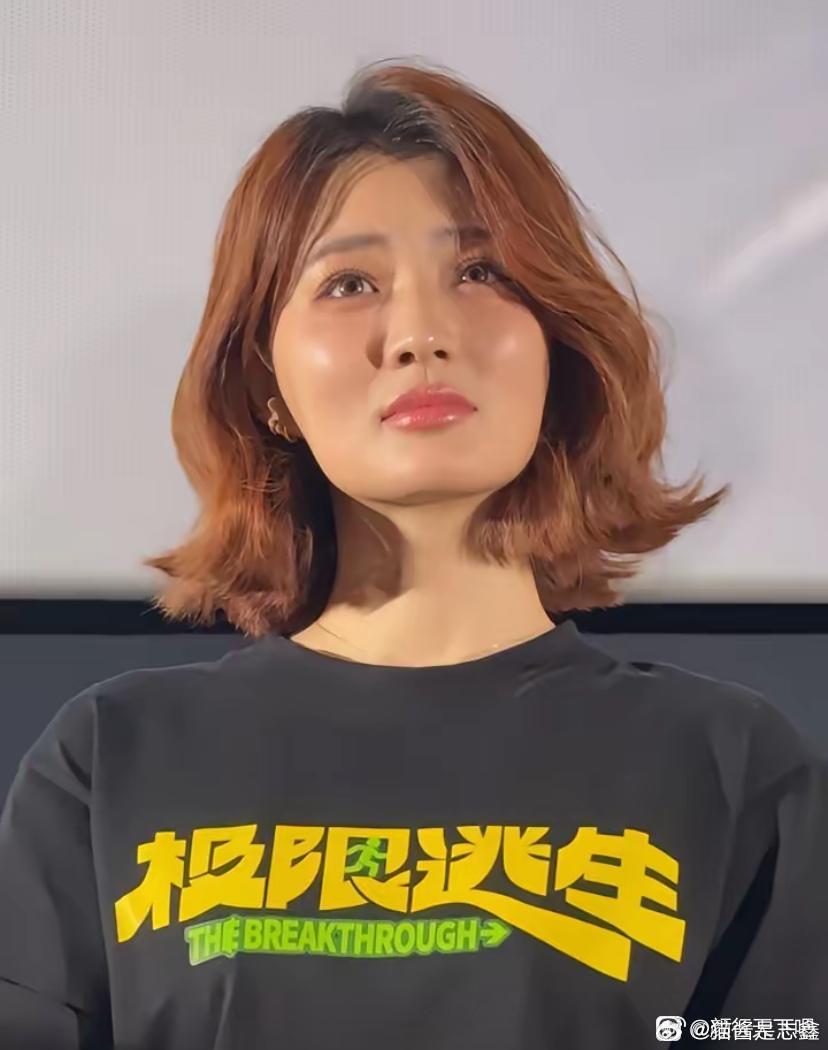 徐璐这脸挺挑角度的她不是瓜子脸也不是圆脸，属于小方国字脸，有些角度真的很容易把下